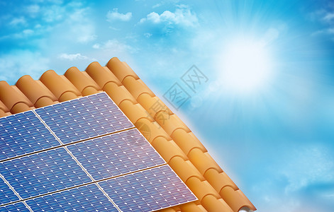 太阳能光伏电池板安装在房子的瓦高屋顶上云层和太阳的天空背景图片