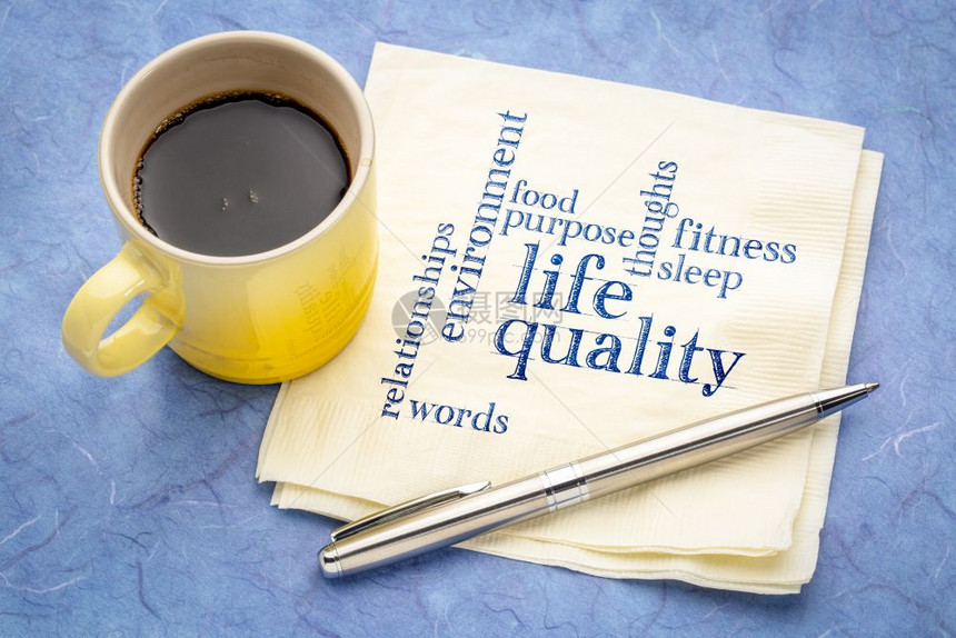 生活质量概念餐巾纸上加咖啡杯的笔迹图片