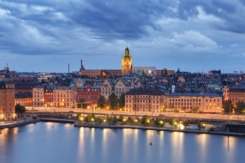 GamlaStan与斯德哥尔摩大教堂在瑞典首都斯德哥尔摩老城夜间的SchodhodTownGamlaStan与瑞典斯德哥尔摩大教图片