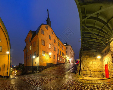 瑞典首都斯德哥尔摩老城雨夜空街瑞典斯德哥尔摩夜街图片