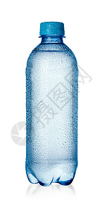 白色背景的湿塑料水瓶图片