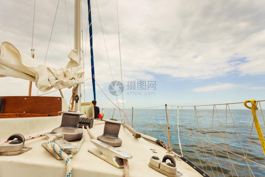 在游轮航行期间悬挂绳索的帆船海洋物体概念游轮航行期间悬挂帆船的雅赫特图片
