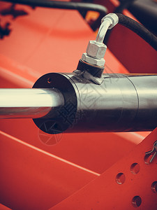 由钢制成的工业细气压液红色机械由钢制成的工业细气压液机械图片