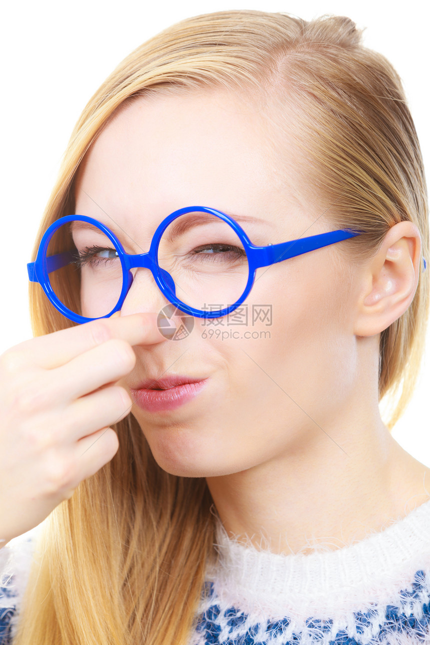 臭气味堵塞的概念穿着大笑眼镜的神经女人拿着鼻子闻臭气味图片
