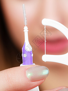 口腔卫生常规概念持有小牙刷和线的妇女持有小牙刷和线的妇女图片
