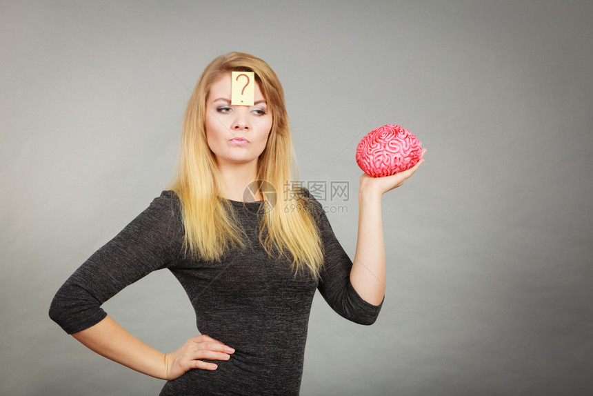 关闭有吸引力的脑部有疑问假大的女思考和持有假大脑的女形象图片