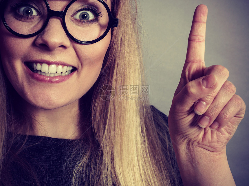 穿着大书呆子眼镜的怪异女人面部有快乐的表情成功或找到问题的解决方案图片