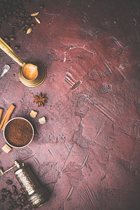 传统手工咖啡磨制机豆和香料文本空间红色背景图片