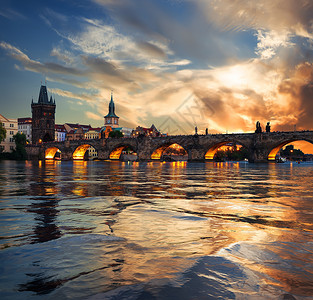 火焰之河布拉格Vltava河上Charles桥上的火焰日落背景