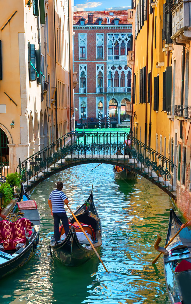 大运河水域的威尼斯狭小街道图片