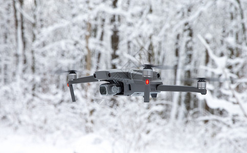 拥有冬季森林的无人飞机图片