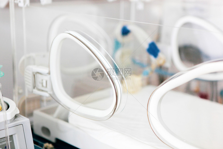 婴儿使用的保温箱设备图片