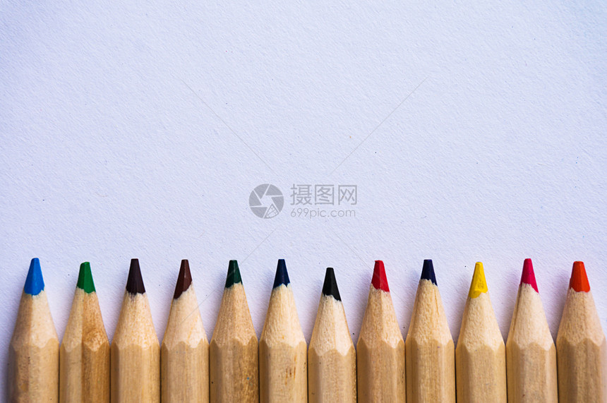 白纸背景上的彩色铅笔复制空间图片