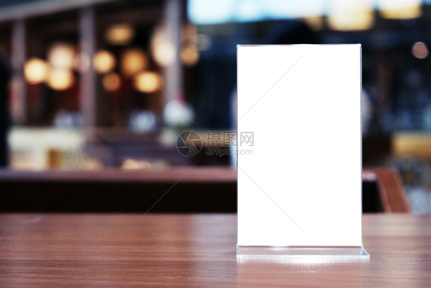 在酒吧餐厅咖啡的木桌上站立菜单框架图片