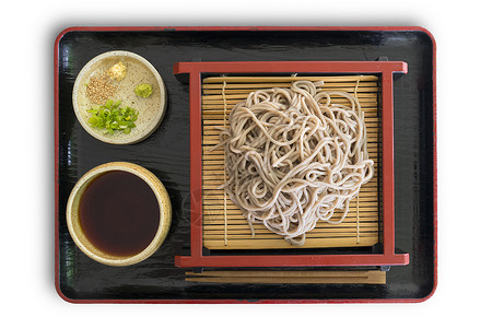 托盘与传统日本菜冷面酱汁春洋葱背景图片