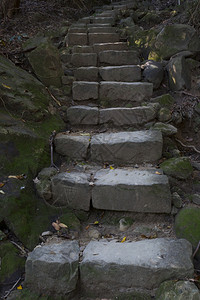 旧石头手工建造的楼梯通往山顶的楼梯图片
