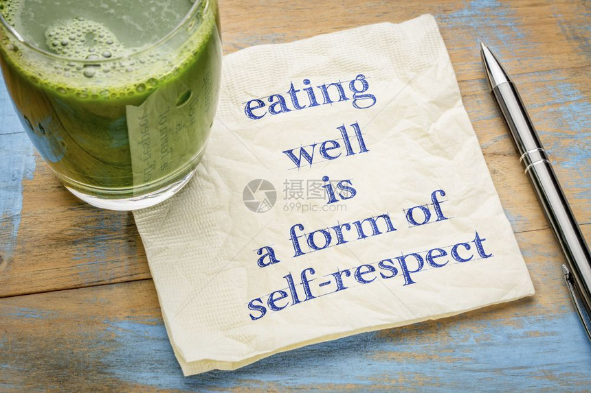 吃口水是自尊的一种形式手写在餐巾纸上一杯新鲜绿色蔬菜汁图片