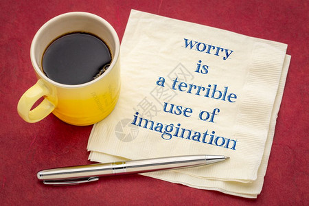 担心是一种可怕的想象形式咖啡和笔与红橘子纸图片