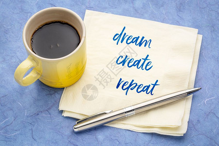 做梦创造重复灵感文字手写在餐巾纸上加咖啡杯图片