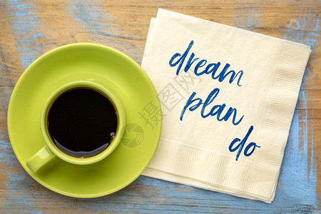 做梦计划激励词在餐巾纸上的笔迹和一杯咖啡图片