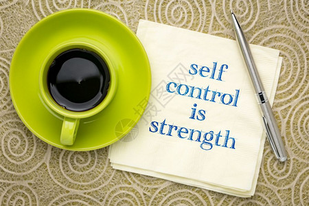 自我控制是力量灵感的笔迹在餐巾纸上加一杯咖啡图片