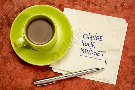 改变你的心态建议或提醒用咖啡杯在餐巾纸上写字图片