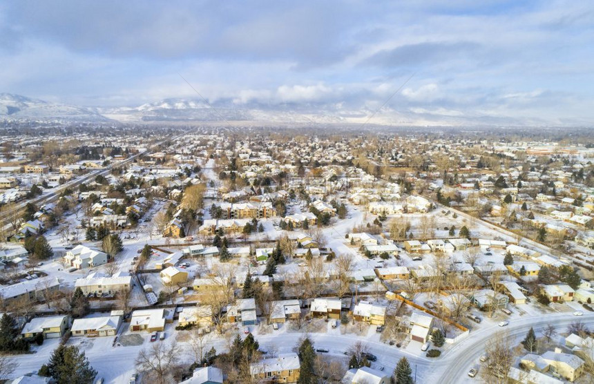 科罗拉多州洛基山脉前沿一带典型住宅区空中观察冬季风景和清雪图片