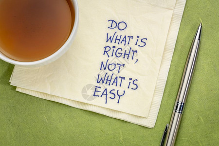 做对的事容易建议或提醒不是简单的建议或提醒用茶杯在餐巾纸上写字图片