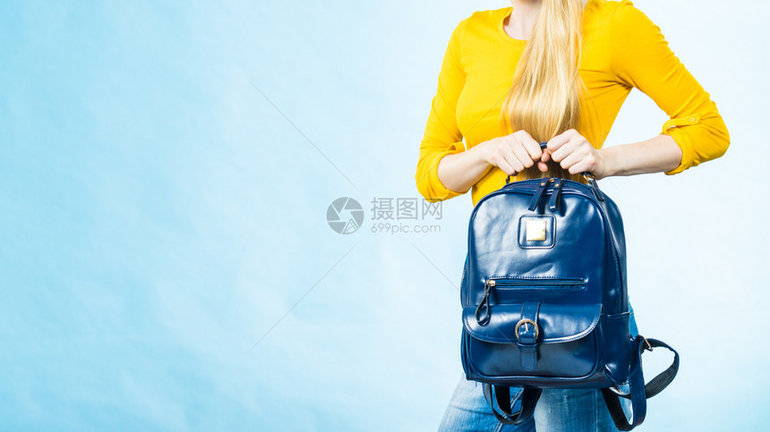 上学或大的少女穿着时装背包上学或大配有时装件穿蓝色背着包的少女图片