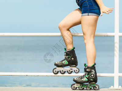 身穿溜冰鞋的年轻女子摆姿势图片