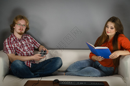 男人玩电子游戏女人看书玩游戏男看书图片