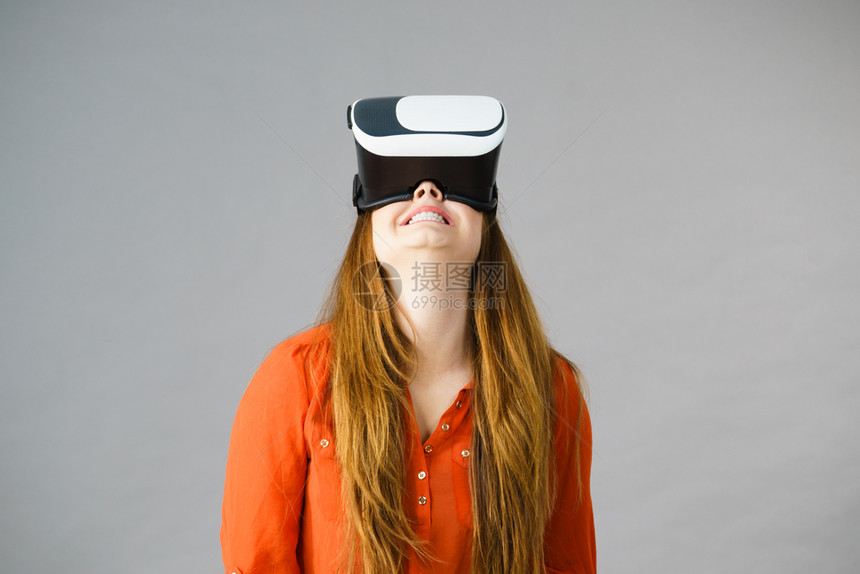 年轻情感女身着虚拟现实护目镜Vrbox连接技术新一代和进步概念工作室拍摄灰色女孩身着虚拟现实护目镜图片