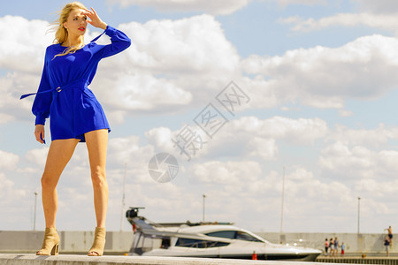 时装模特穿着蓝色短裤的时装模特儿图片