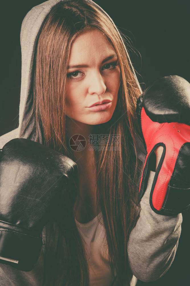 运动和强壮的身体年轻女与对手穿运动拳击和健康的生活方式妇女戴连帽衫和拳击手套图片
