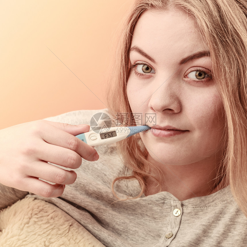 口腔内有数字温度计的患病妇女温度测量高的少女健康口腔内有数字温度计的生病妇女图片