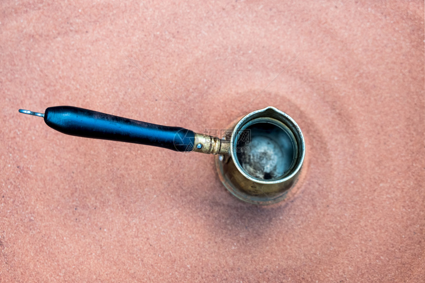 热金沙上沸腾美味的土耳其香咖啡图片