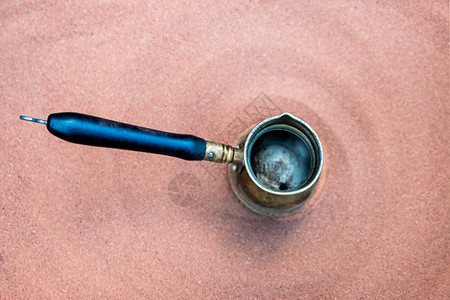 热金沙上沸腾美味的土耳其香咖啡图片