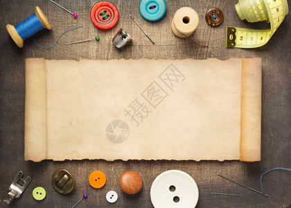 木制表格背景顶视图的缝纫工具和附件高清图片