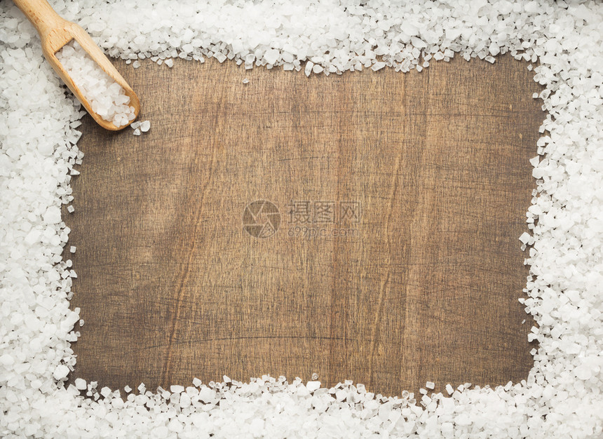 木桌背景的海咸盐香料顶视图图片