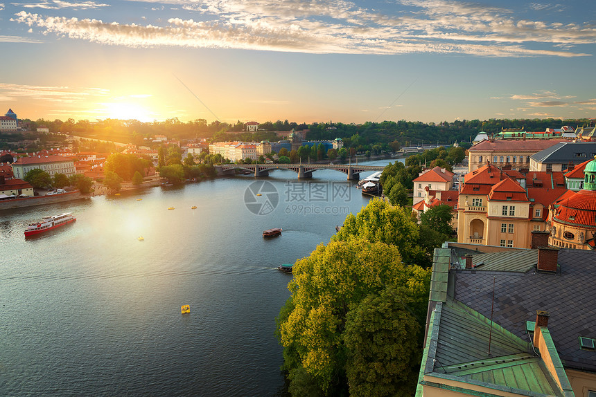 夏日布拉格在Vltava河上空的景象图片