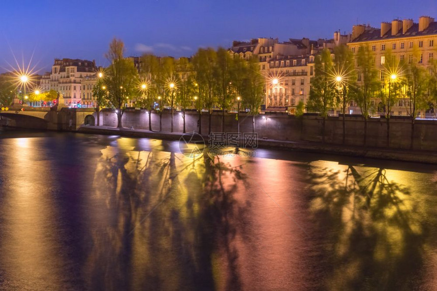 法国巴黎的塞纳河边美丽景色法国巴黎的西纳河边图片