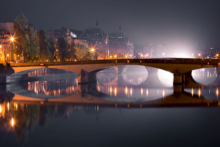 塞纳和杜卡罗尔的美景晚上在法国巴黎夜里在法国巴黎图片