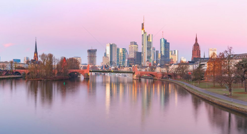 德国美因法兰克福河边的粉色日出德国法兰克福美梅因摩天大厦和镜像反射在河中的商业区全景图片