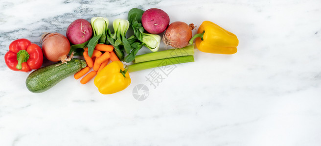 以大理石为背景的原始有机蔬菜用于健康饮食概念图片