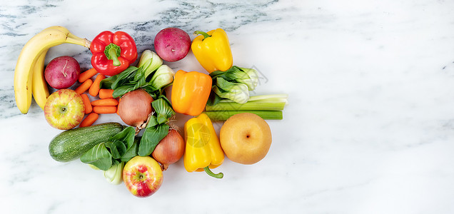 以大理石为背景的原始有机蔬菜和水果促进健康饮食概念图片