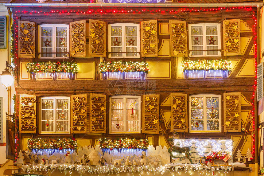 法国阿尔萨斯州古老城镇科尔马市传统Alsatian半两边的房屋在法国阿尔萨斯州Alsace圣诞节时装饰和照亮夜晚在法国阿尔萨斯州图片