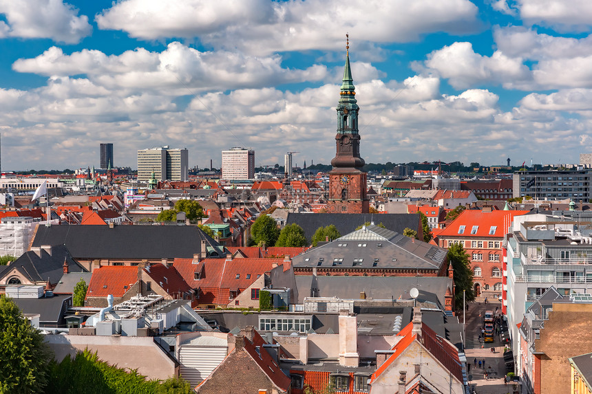 从丹麦首都哥本哈根圆塔上看到老城与圣彼得和尔斯柯的天空线教堂和许多红色屋顶的景象从丹麦首都哥本哈根圆塔看到图片