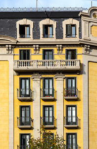 西班牙巴塞罗那典型的阳台建筑背景图片