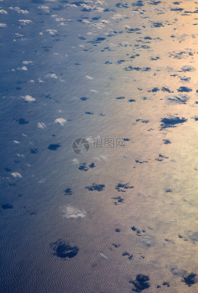 空中观察太阳光反映在水面上图片