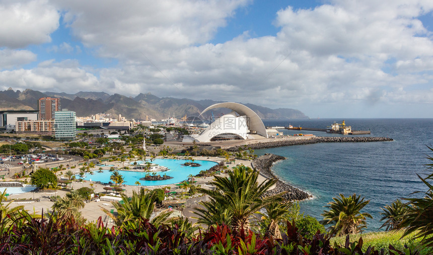 圣克鲁斯市风景公园海洋和山丘日出的背景加那利群岛西班牙图片